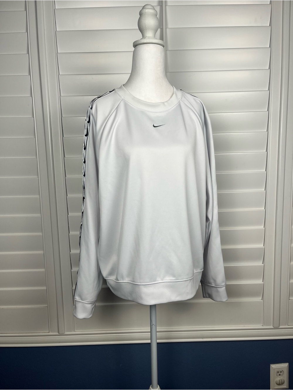 Nike White Crewneck Sweatshirt with Black Shoulder Tape size m